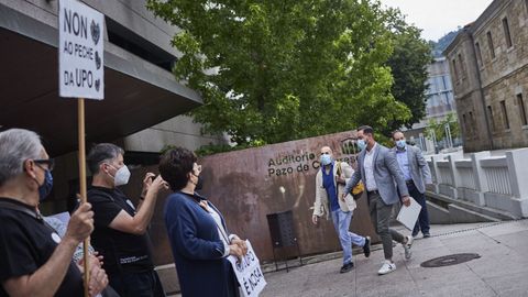 Un grupo de ciudadanos esperó a Jácome a las puertas del Auditorio con pancartas en favor de la Universidad Popular de Ourense
