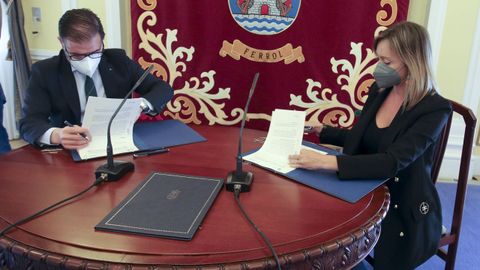 El alcalde de Ferrol, Ángel Mato, y la conselleira de Política Social, Fabiola García, firmaron en el Concello el convenio para la cesión del suelo en O Bertón.