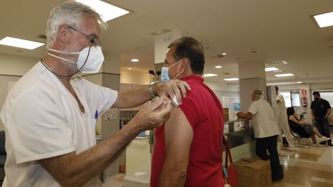 Imagen de la vacunación en el hospital de Burela