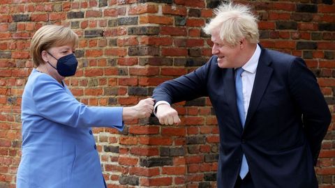 Merkel y Johnson se saludan antes de su reunión en Chequers, la residencia campestre del «premier».