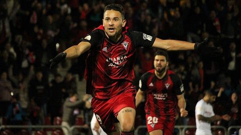 Matheus Aias celebra un gol con el Mirandés