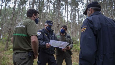 El grupo de Axentes Facultativos Medioambientais (Medio Rural) y la Policía Autonómica comparten información para vigilar el monte