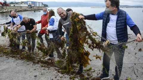 As actividades de recollida de residuos no mar, como a organizada por Afundación no entorno da Illa, son altamente concienciadoras