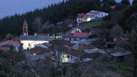 Vista de San Andrés de Teixido y su ermita