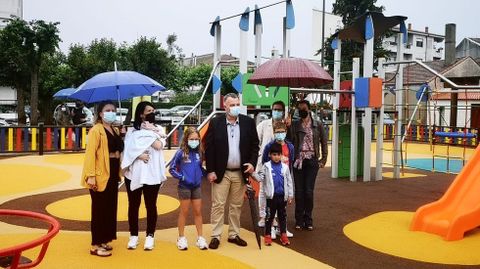 El alcalde Carlos Armesto inauguró el viernes las instalaciones renovadas del parque infantil de O Palomar, en Escairón