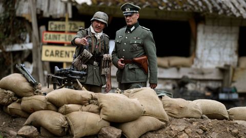 Dos participantes en la recreación histórica «Normandía 44»