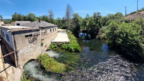 La central se encuentra a los pies del puente de Valdriz, junto al río Neira