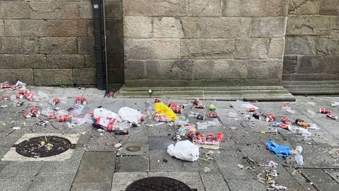 La basura era evidente a primeras horas de la mañana de este domingo