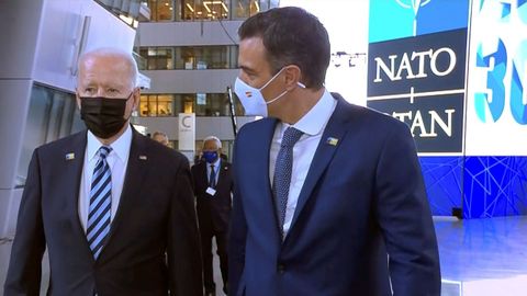 Biden y Sánchez durante el breve paseo hace un año en la cumbre de la OTAN en Bruselas.