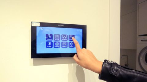 Tabletas a la entrada de los pisos permiten hasta llamar el ascensor