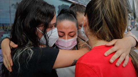 Lina, en el centro, es consolada por otras tres amigas en el lugar donde el joven cayó tras la paliza mortal.