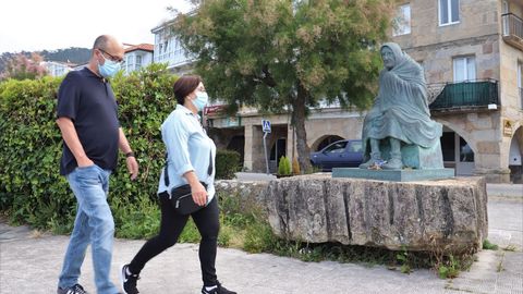 Gente paseando por Muros, concello que el sábado pasará al nivel máximo de restricciones