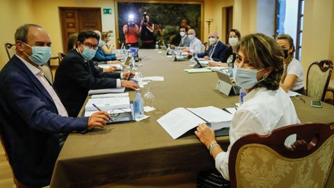 La fiscala general del Estado, Dolores Delgado, presidiendo el Consejo Fiscal, reunido desde el lunes en el pazo de Mariñán.