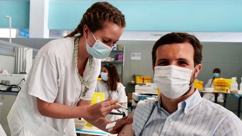 El líder del PP, Pablo Casado, se vacunó este lunes contra el covid-19 en el hospital Enfermera Isabel Zendal de Madrid.