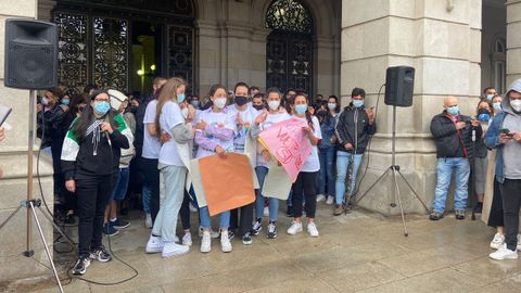 Amigos de Samuel a las puertas del palacio municipal de María Pita, en A Coruña