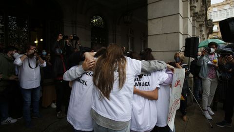 Amigos de Samuel, el lunes, durante la concentración en repulsa del asesinato en A Coruña