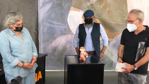 Ana González y Ángel de la´Calle junto con el artista responsable del Rufo de la presente edición, Kike Herrero