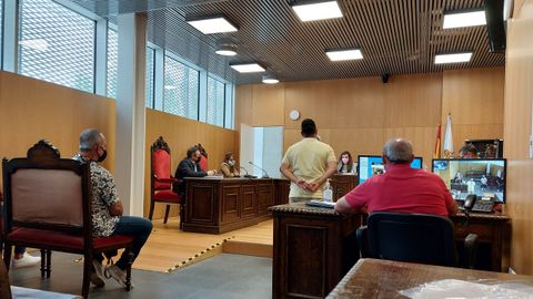 Los dos acusados, uno de pie y otro en el banquillo, admitieron los hechos ante la magistrada del Juzgado de lo Penal 1 de Ourense