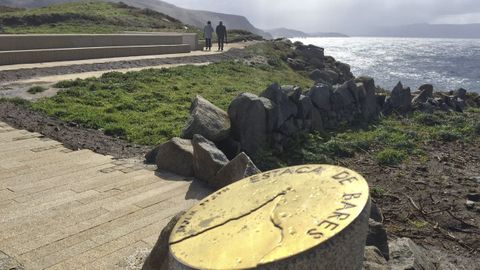 Placa que indica la latitud en Estaca de Bares
