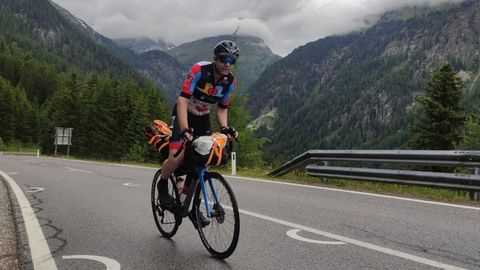 El viveirense Santi Chao, que fue trasplantado de corazón hace 20 años, en plena escalada a un monte de los Alpes esta semana
