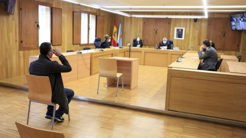 El juzgado, sentado en el banquillo.