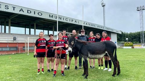 El periodista y directos irlandés Brendan Mcdonell hizo el Camino con su burro para grabar una serie documental.