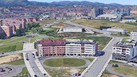En primer trmino, la parcela ovalada de Prado de la Vega donde el ayuntamiento de Oviedo proyect prking de pago. Al fondo a la izquierda, el nuevo HUCA