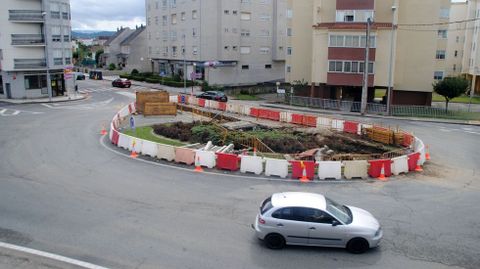 Obras en la rotonda de la calle Chantada, en septiembre del pasado año, por la rotura de una tubería del agua
