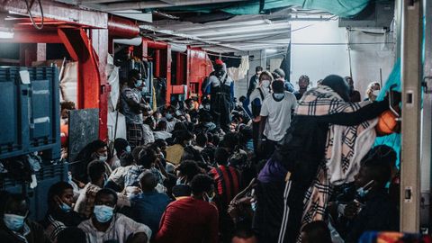 Migrantes abordo del Ocean Viking tras ser rescatados por la ONG SOS Mediterranée en en el mar Mediterráneo