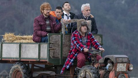 Un desconocido Santiago Segura (con pelo), a bordo de un tractor durante el rodaje de su nueva película en Asturias