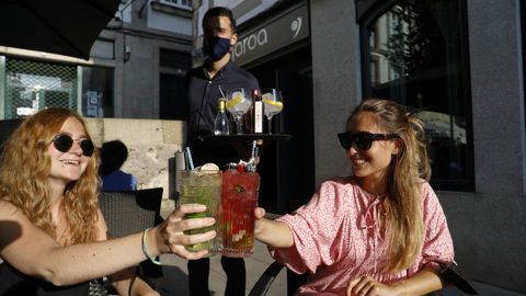 GAROA. Santiago. El Garoa fue pionero en la capital gallega al establecer un horario de apertura de cuatro de la tarde a cuatro de la mañana. La pandemia y las restricciones han alterado las costumbres, y ahora también sirven vermús los fines de semana y las copas de primera hora caen a partir de las ocho de la tarde. Pero siguen apostando por servir los combinados y cócteles en las mesas para que todo sea mucho más ordenado. Chinchín y a disfrutar.