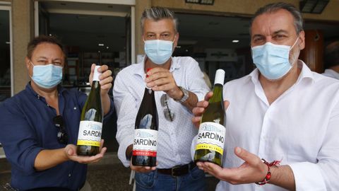 Los tres socios de Sardino, con las tres variedades de vermú que elaboran
