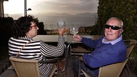 BREADOURO. Vigo. Es un clásico del verano vigués, pero si alguien piensa que las primeras copas son solo para veinteañeros, se equivoca. Solo hay que ver a Carmela y Manolo que tienen por costumbre tomarse un destilado en la terraza de este local del que dicen sentirse como en casa. Igual que muchos de los que suben de la playa O Baluarte para refrescarse. Reviven en un santiamén.