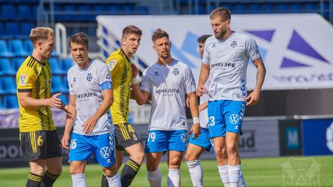 De izquierda a derecha: Carlos Hernández, Aitor Sanz, Edgar, Fran Sol y ?ip?i?, en el Tenerife-Oviedo de la 20/21