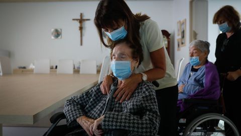 Carmen, en primer término, y Laura, usuarias de la residencia Padre Rubinos, definen a Samuel como su «ángel de la guarda»
