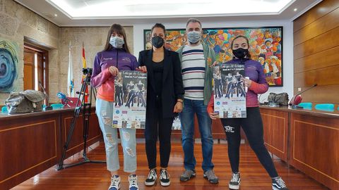 La concejala carballiñesa Silvia Baranda y el presidente del Club Aehde presentaron la Copa Galega de grupos show junto a dos deportistas