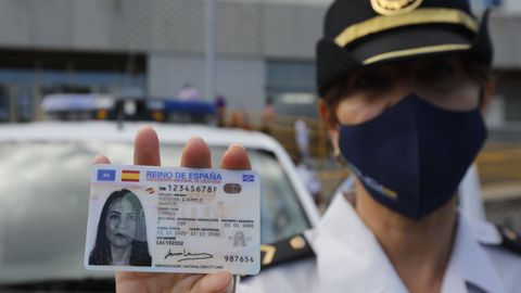 Una agente muestra el nuevo modelo europeo del Documento Nacional de Identidad
