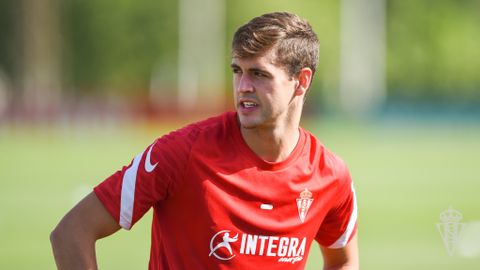 Jordi Pola entrena con el primer equipo