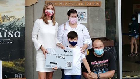 La viceconsejera de Turismo, Graciela Blanco, con Roberto, el niño visitante 2.500.000 del Muja, y sus padres