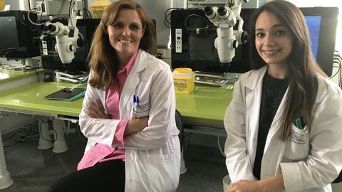 La doctora Angélica Figueroa (izda.) y Andrea Rodríguez trabajan en el Inibic, un centro vinculado al Chuac, en fármacos innovadores para frenar alteraciones en el colon y otros tejidos