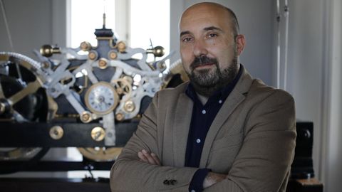 José Manuel Lage es portavoz del gobierno de Inés Rey y ostenta las competencias en Hacienda, Oficina presupuestaria, Tesorería, Personal, Interior, Patrimonio, Contratación, Informática, Innovación y Desarrollo Tecnológico. En la foto, junto a la maquinaria del reloj de María Pita