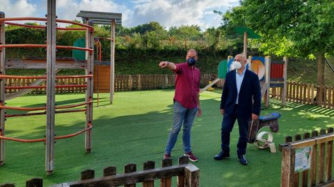 El concejal Iván Puentes y el teniente de alcalde, Tino Fernández, en el parque de la calle Luis Otero, enPpontevedra