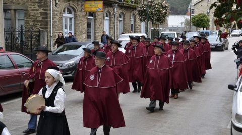 Desfile de la cofradía por el centro de Quiroga, en una imagen de archivo