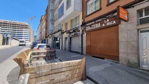 La Barrica. Situada en la Rúa Salvador de Madariaga, fue escenario del apuñalamiento de un joven el pasado mes de enero, además de decenas de fiestas.
