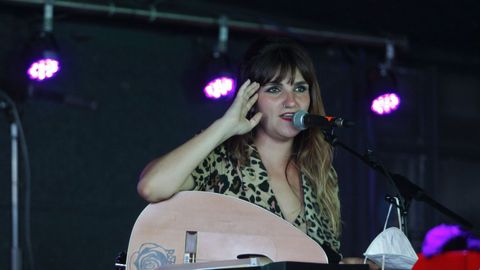 Rozalén durante un concierto en O Grove