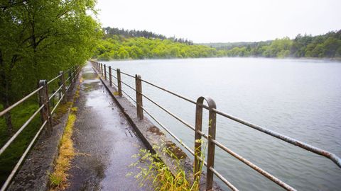 El pantano tiene el aliciente complementario de una cercana área recreativa