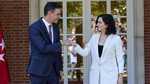 Sánchez recibió a Ayuso en la escalinata y ambos se saludaron chocando sus puños.