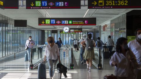 Pasajeros en el aeropuerto madrileño de Barajas