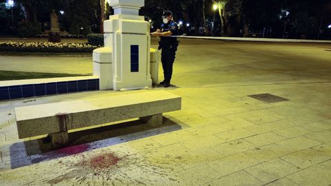 Un agente precinta el parque de Rosalía en la madrugada del viernes