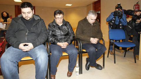 Castiñeiras (a la derecha) con su mujer, Manuela Remedios, y su hijo, Jesús Fernández Nieto, durante el juicio por el robo del Códice y de dinero en la catedral